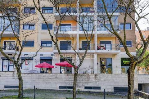 Espaço comercial com forte potencial na amadora | 104 m² + esplanada