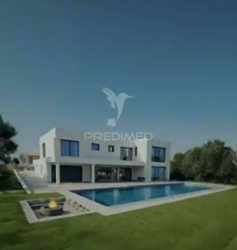 Moradia com piscina e terreno de 5 mil m2