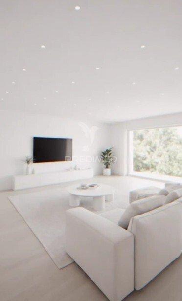 Moradia com piscina e terreno de 5 mil m2