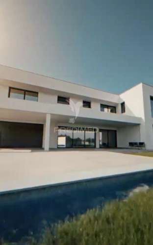 Moradia com piscina e terreno de 5 mil m2