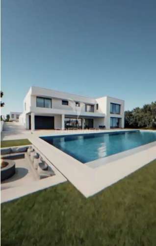 Moradia com piscina e terreno de 5 mil m2