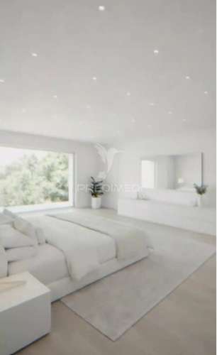 Moradia com piscina e terreno de 5 mil m2