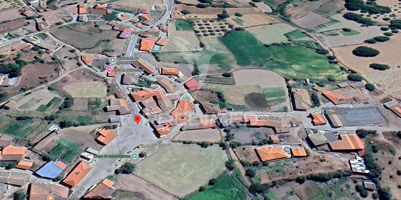 Moradia t3 para restauro em rebordainhos, bragança