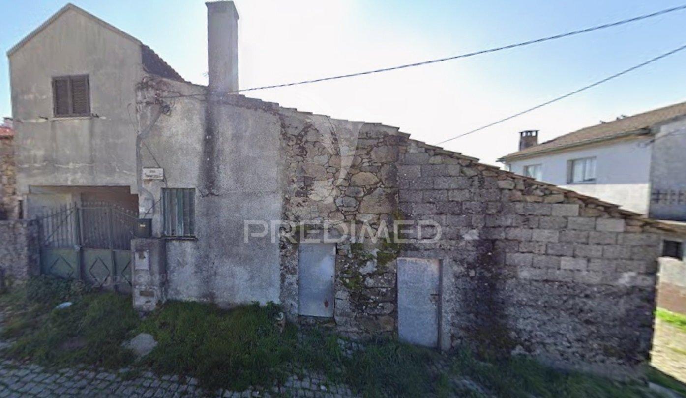 Moradia t3 para restauro em rebordainhos, bragança