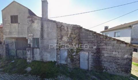 Moradia t3 para restauro em rebordainhos, bragança