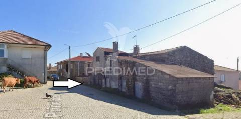 Moradia t3 para restauro em rebordainhos, bragança