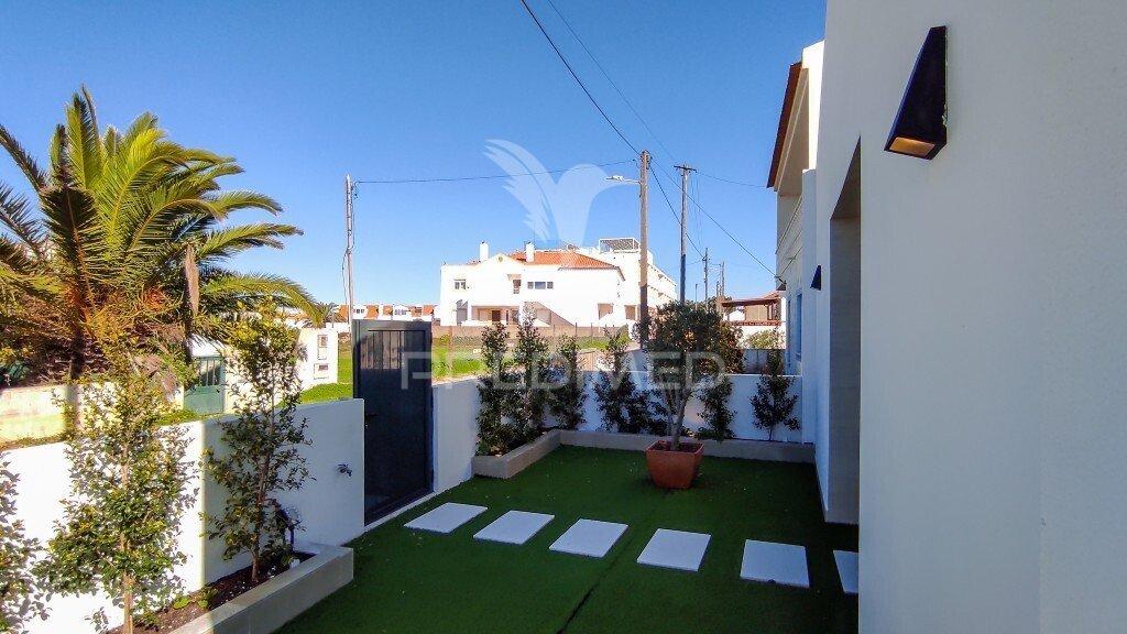 Moradia com terraço com vista para a lagoa e mar