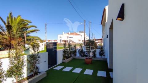 Moradia com terraço com vista para a lagoa e mar