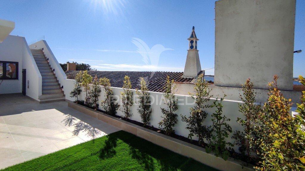 Moradia com terraço com vista para a lagoa e mar