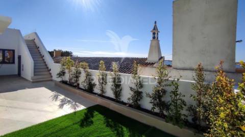 Moradia com terraço com vista para a lagoa e mar