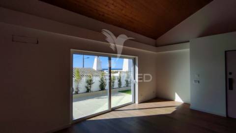Moradia com terraço com vista para a lagoa e mar