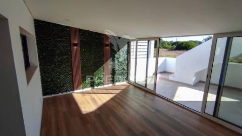Moradia com terraço com vista para a lagoa e mar