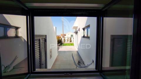 Moradia com terraço com vista para a lagoa e mar