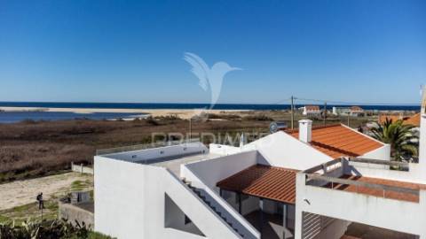 Moradia com terraço com vista para a lagoa e mar