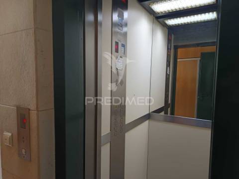 T3 remodelado, elevadores e terracinho