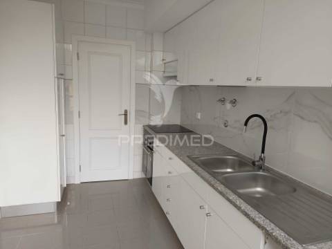 T3 remodelado, elevadores e terracinho