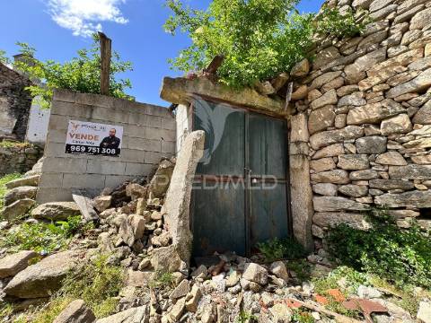 Ruína em pedra para reconstrução