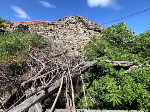 Ruína em pedra para reconstrução