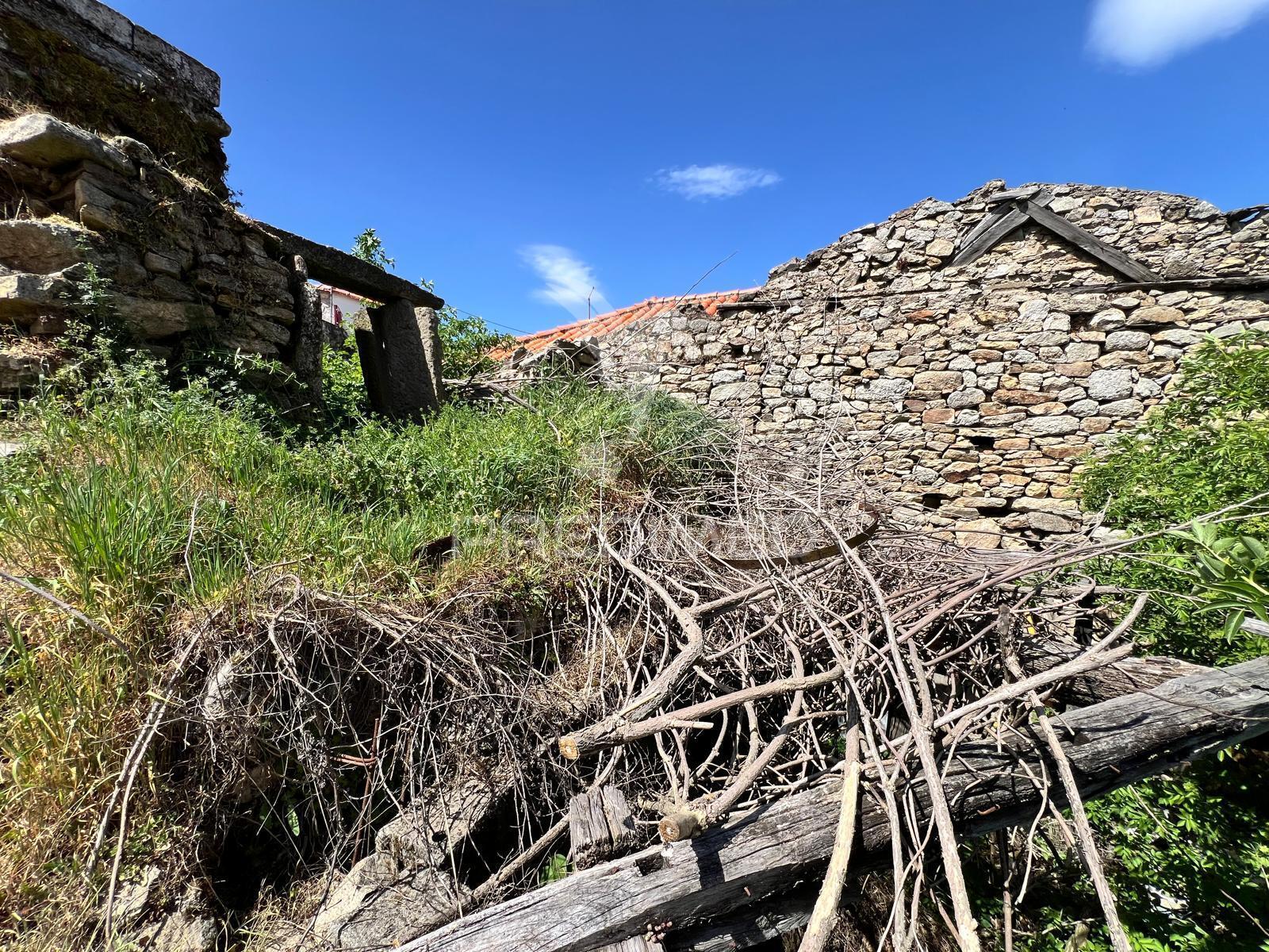 Ruína em pedra para reconstrução