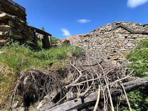 Ruína em pedra para reconstrução