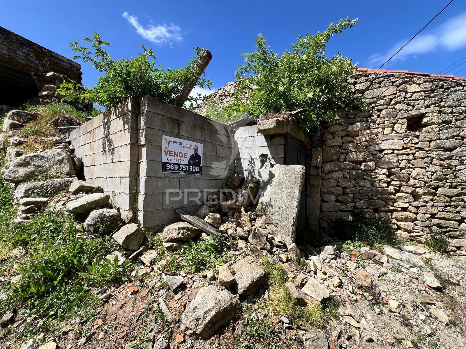 Ruína em pedra para reconstrução