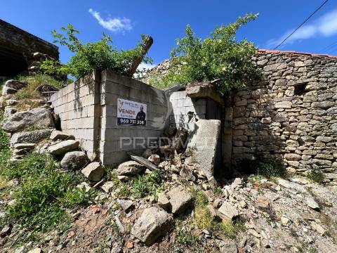 Ruína em pedra para reconstrução