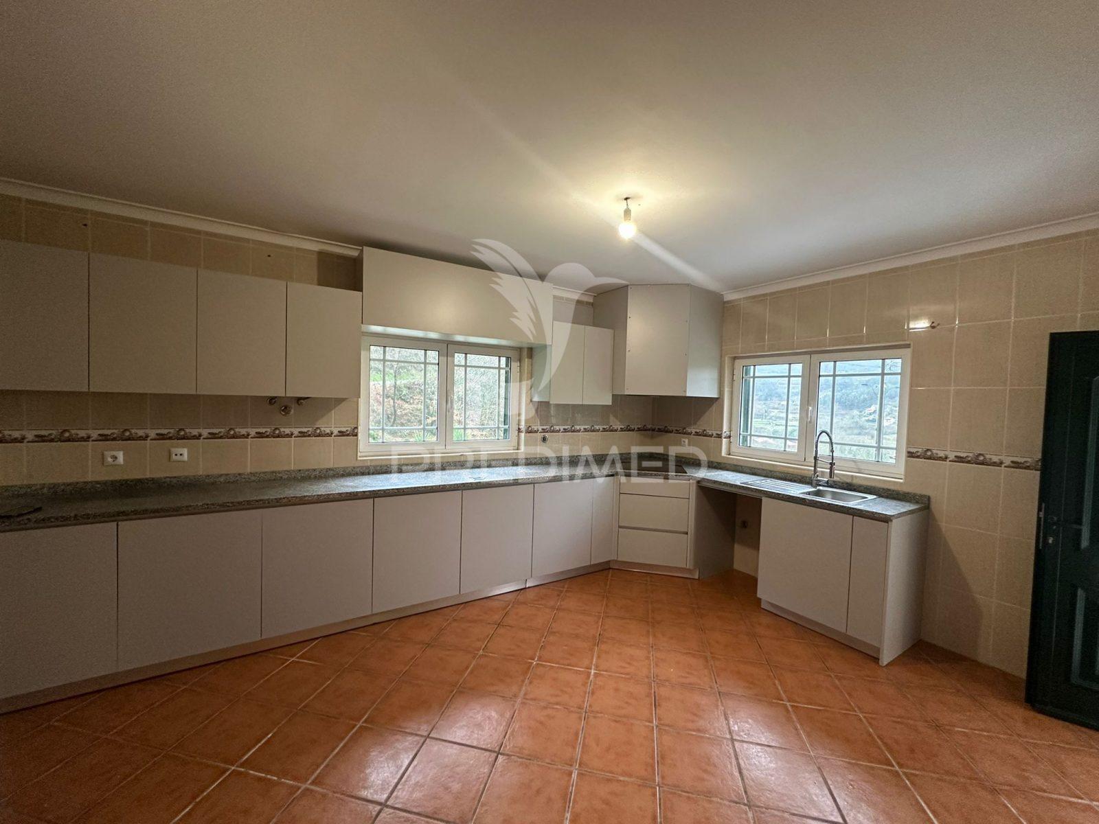 Moradia isolada t3 em amarante – 1.070m² de terreno, a 8 min. do centro e com acesso à a4