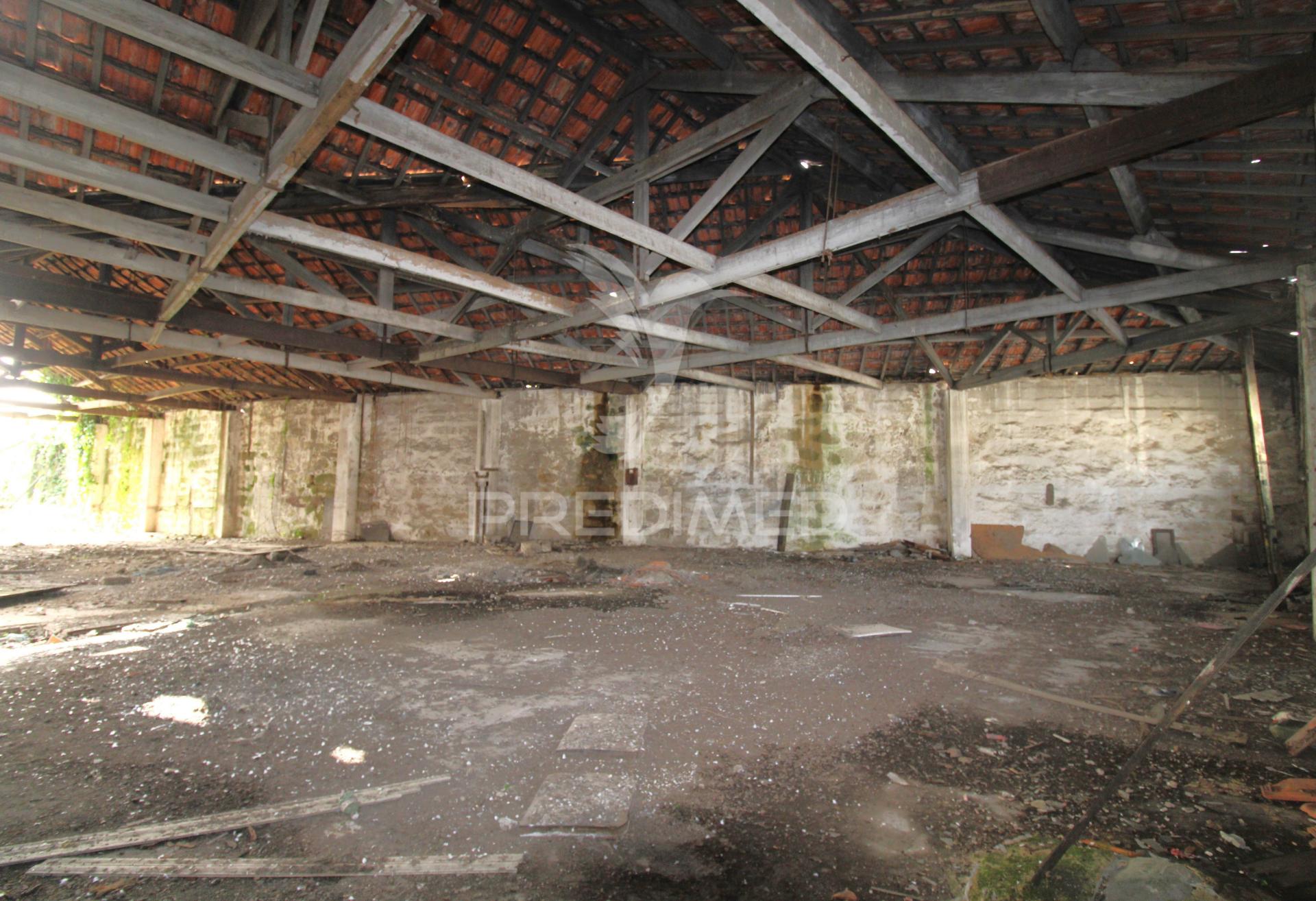 Armazém para reconstrução  em  s. romão do coronado