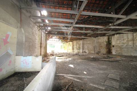 Armazém para reconstrução  em  s. romão do coronado