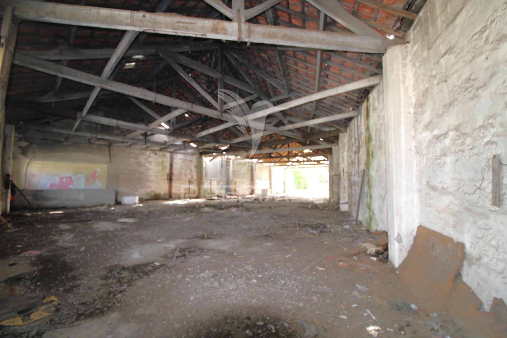 Armazém para reconstrução  em  s. romão do coronado