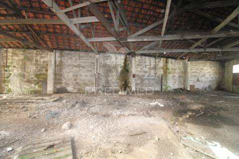 Armazém para reconstrução  em  s. romão do coronado