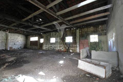 Armazém para reconstrução  em  s. romão do coronado