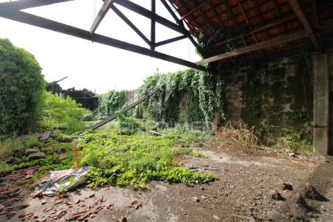 Armazém para reconstrução  em  s. romão do coronado