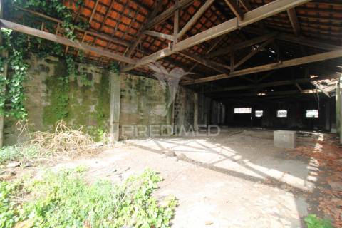 Armazém para reconstrução  em  s. romão do coronado