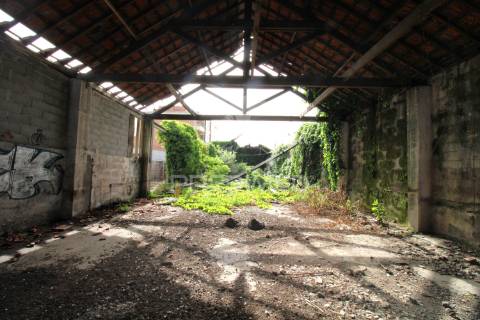 Armazém para reconstrução  em  s. romão do coronado