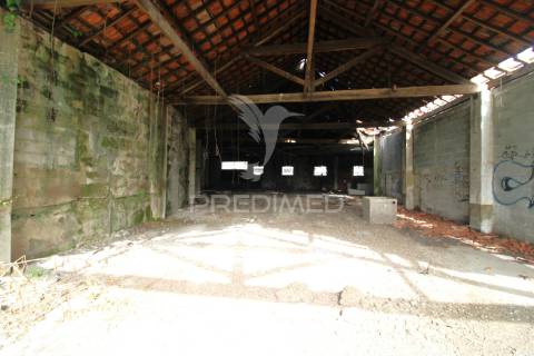 Armazém para reconstrução  em  s. romão do coronado