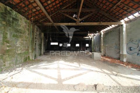 Armazém para reconstrução  em  s. romão do coronado