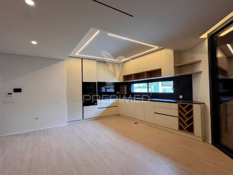 Moradia t5 com piscina a escassos metros da praia da madalena – vila nova de gaia
