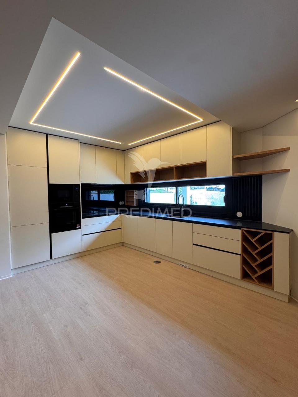 Moradia t5 com piscina a escassos metros da praia da madalena – vila nova de gaia