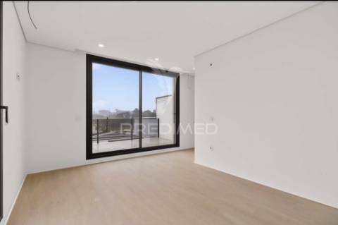 Moradia t5 com piscina a escassos metros da praia da madalena – vila nova de gaia