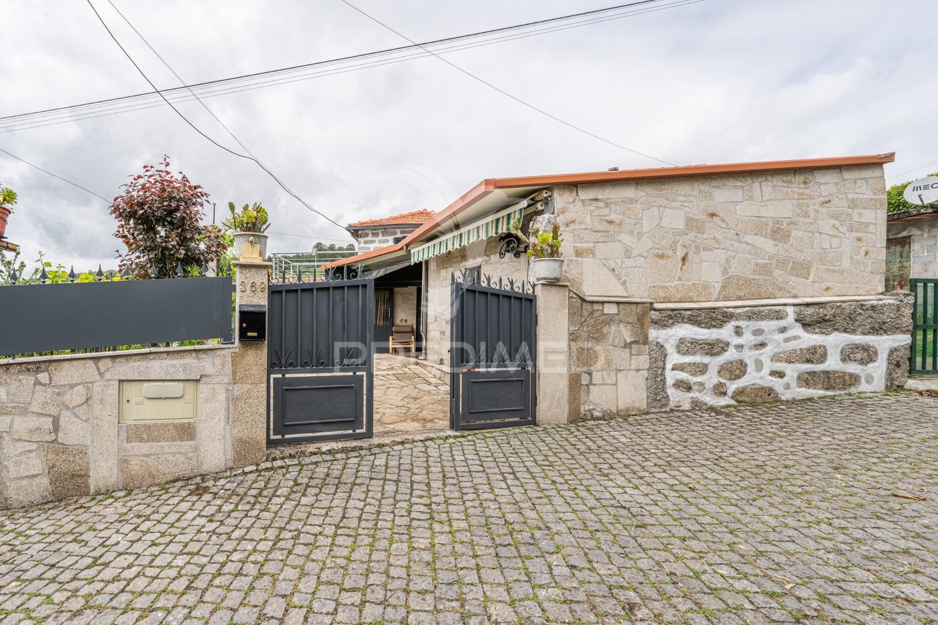 Moradia, casa t2, com terreno, em rendufinho, povoa lanhoso.