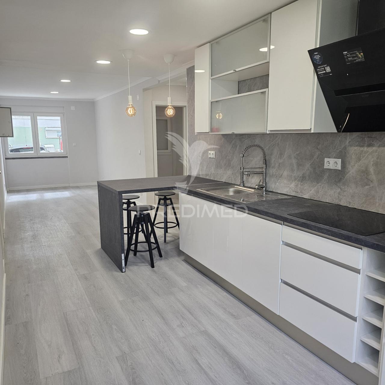 Apartamento t2 benfica remodelada com cozinha equipada