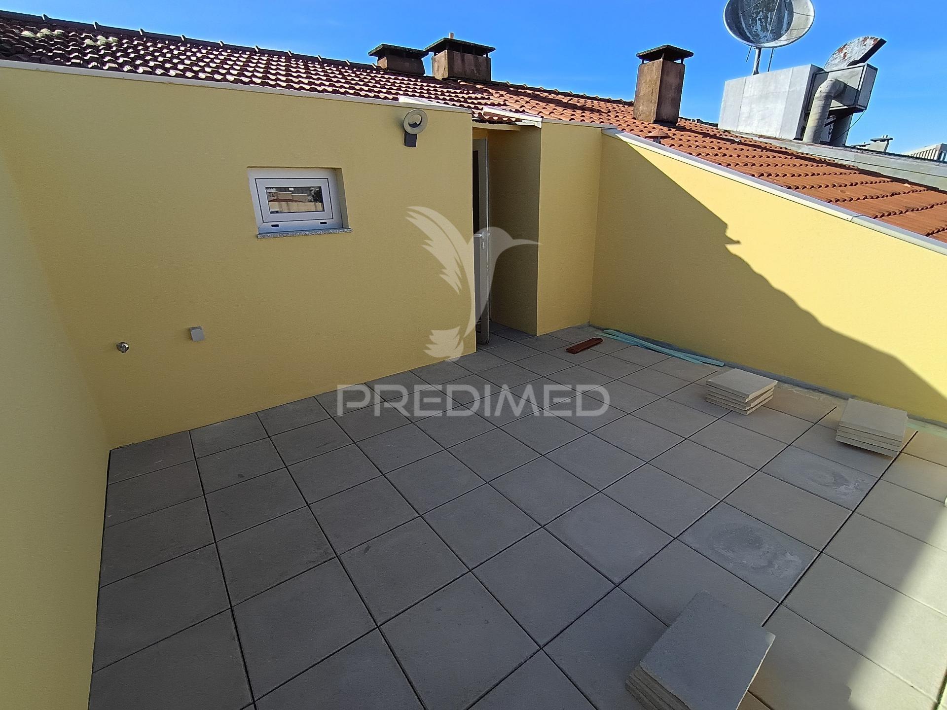 T2 triplex com terraço – zona central do porto