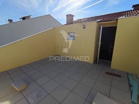 T2 triplex com terraço – zona central do porto