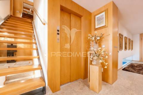 Moradia de luxo t5 com 3 suites | piscina interior aquecida | elevador | localização premium em braga