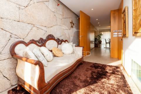 Moradia de luxo t5 com 3 suites | piscina interior aquecida | elevador | localização premium em braga