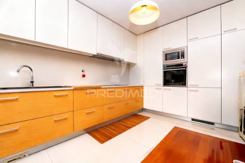 Moradia de luxo t5 com 3 suites | piscina interior aquecida | elevador | localização premium em braga