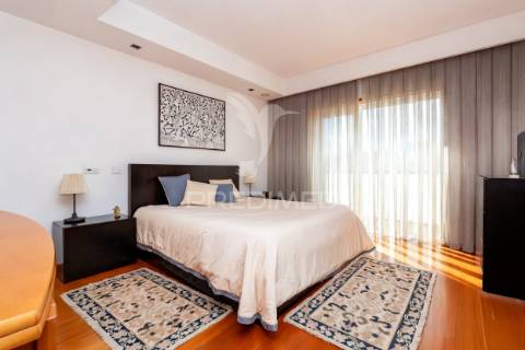 Moradia de luxo t5 com 3 suites | piscina interior aquecida | elevador | localização premium em braga