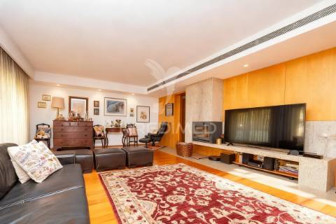 Moradia de luxo t5 com 3 suites | piscina interior aquecida | elevador | localização premium em braga