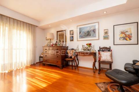 Moradia de luxo t5 com 3 suites | piscina interior aquecida | elevador | localização premium em braga